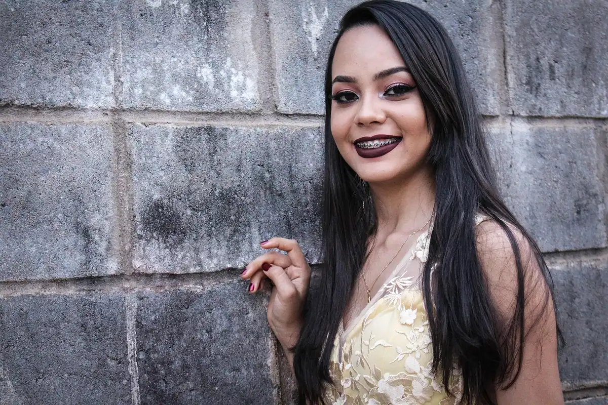 Portret al unei fete tinere care poartă aparat dentar