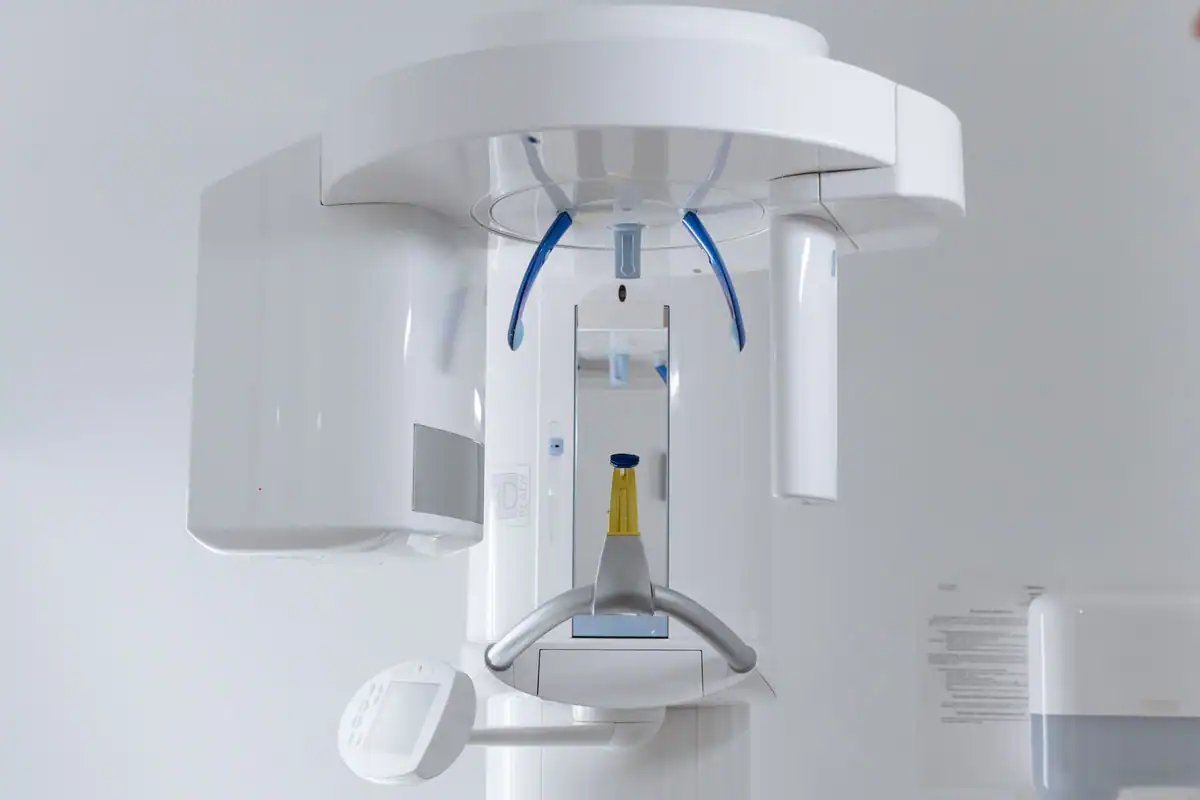 Aparat modern de radiografie dentară într-un cabinet stomatologic