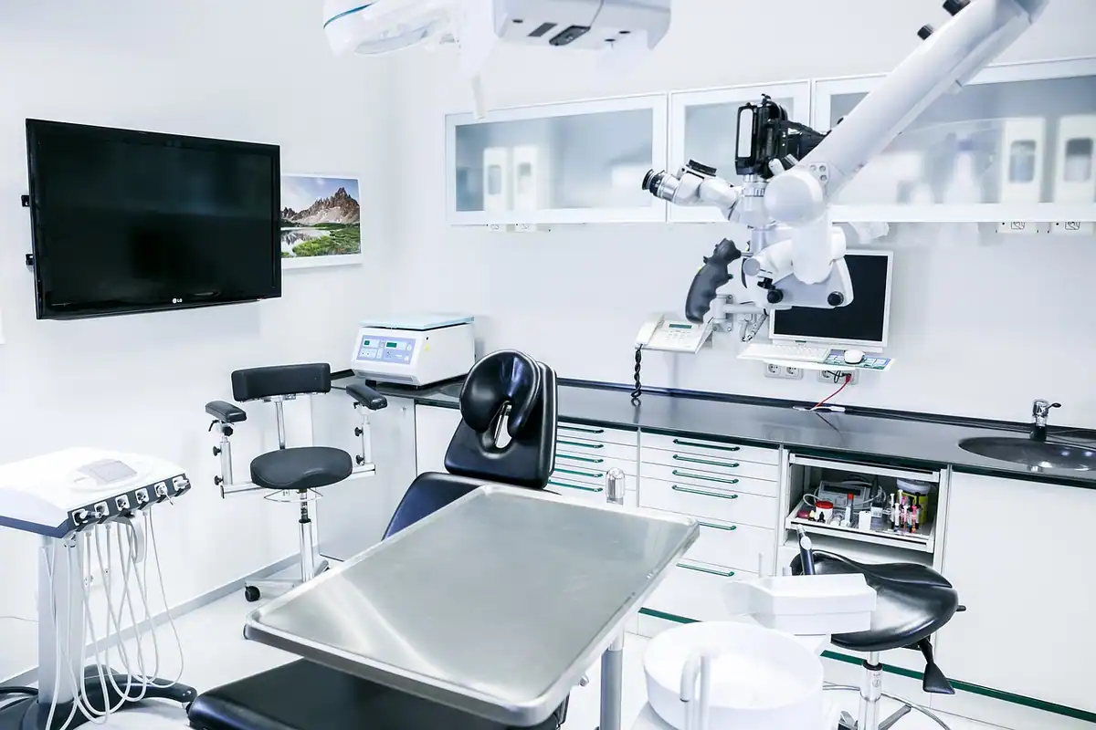 Cabinet stomatologic modern cu microscop, monitor și unit dentar echipat complet